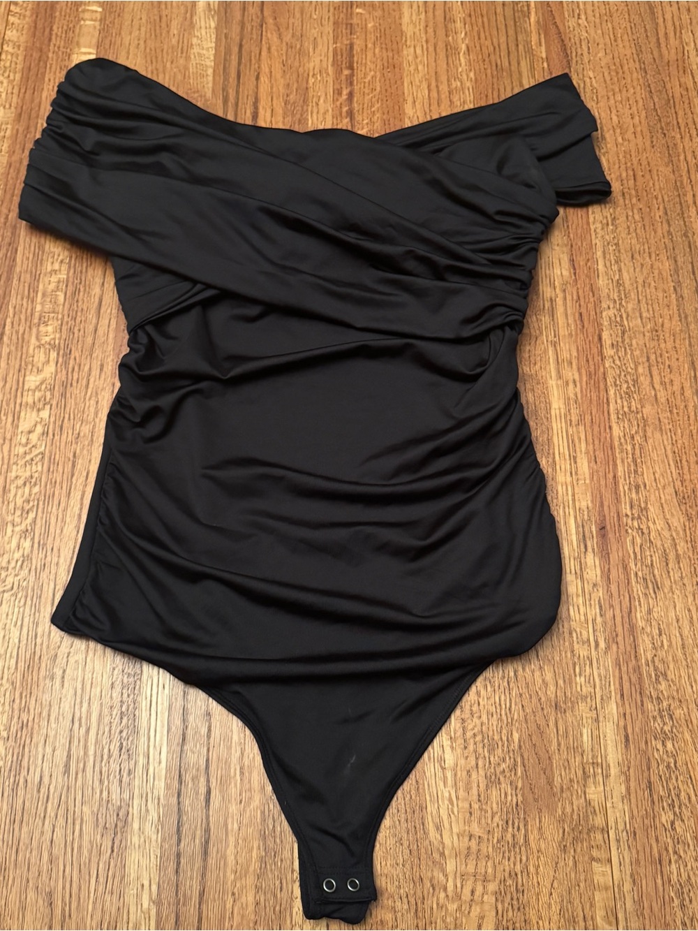 Abercrombie & Fitch Black Off-The-Shoulder Ruched Cross-Front Bodysuit - Size M